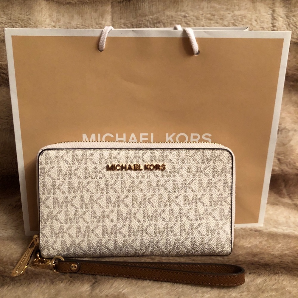 -SOLD- NWT Michael Kors Jet Set Vanilla Wallet
